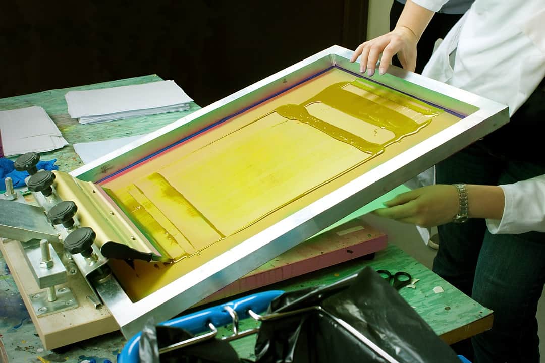 In lụa logo áo đồng phục tại xưởng Đồng Phục Vàng