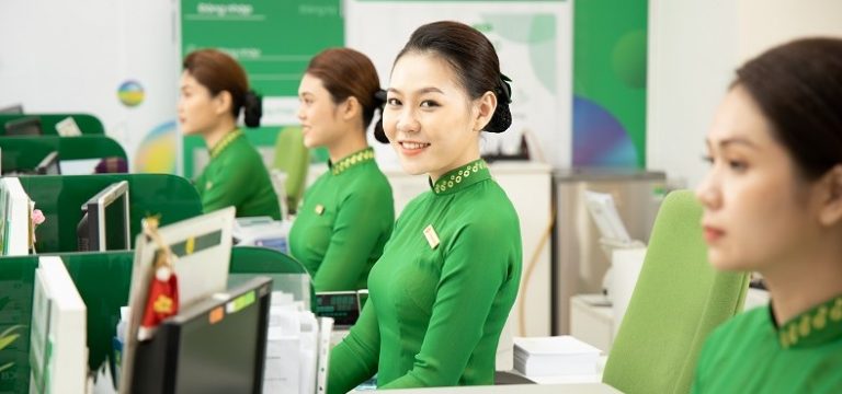 Áo dài giao dịch viên xanh lá – Đồng Phục Vàng
