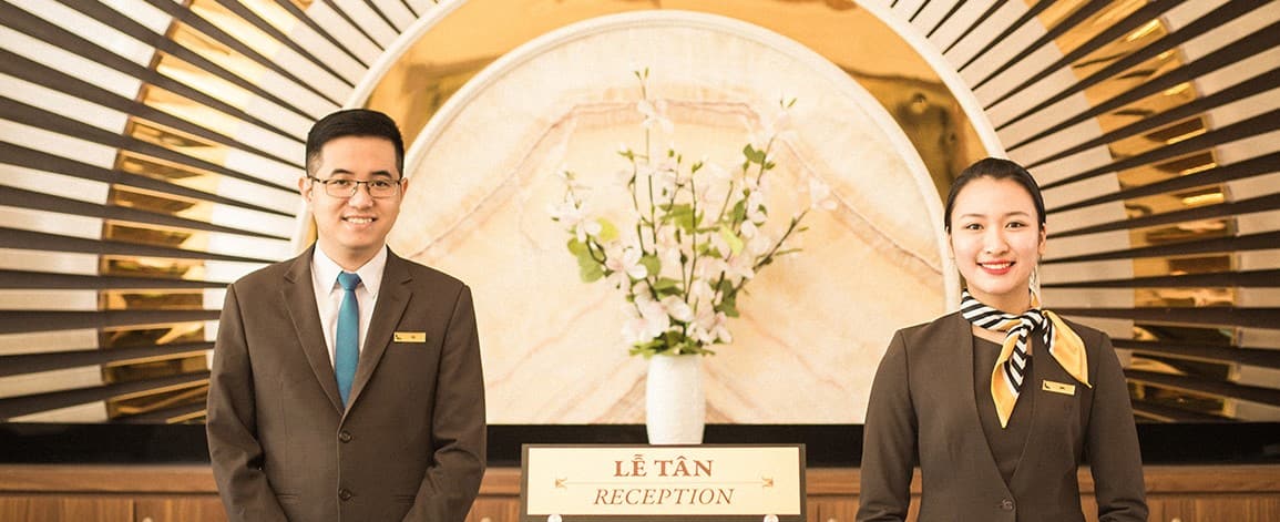 trang phục le tân đẹp khách sạn