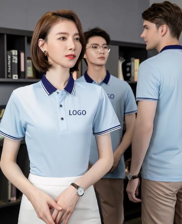 Polo xanh nhạt in logo ngực – Đồng Phục Vàng