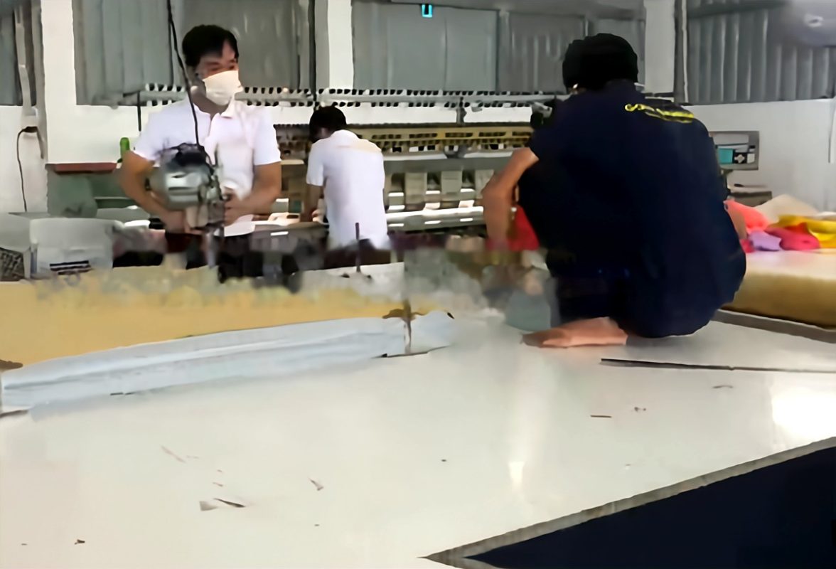 Cắt vải đồng phục tại xưởng Gold Garment – Đồng Phục Vàng