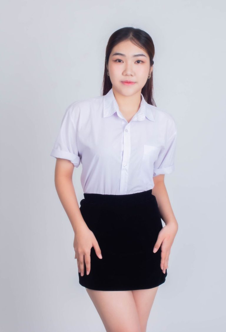 Chân váy đen, sơ mi trắng – Đồng Phục Vàng