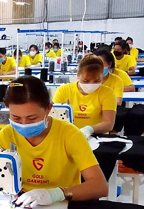 Công nhân may đồng phục tại xưởng Gold Garment