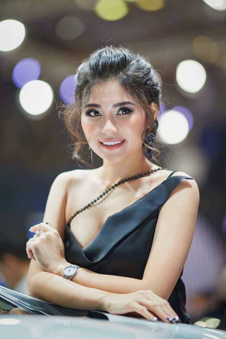PG đầm đen lệch vai – Đồng Phục Vàng