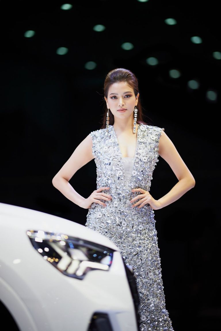 PG đầm sequin bạc sự kiện xe – Đồng Phục Vàng