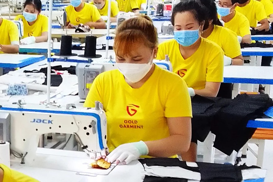 May đồng phục theo chuyền tại xưởng Gold Garment – Đồng Phục Vàng