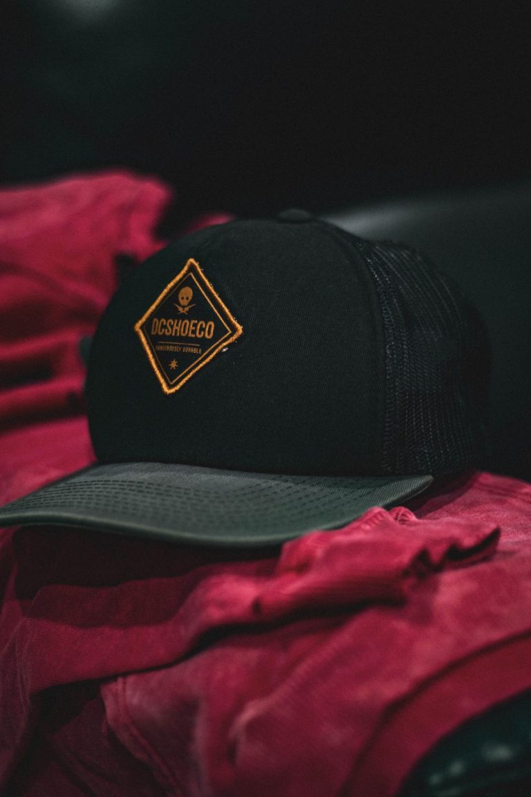 Nón kết đen gắn patch logo – Đồng Phục Vàng