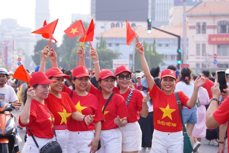 Nón kết đỏ sự kiện tập thể – Đồng Phục Vàng