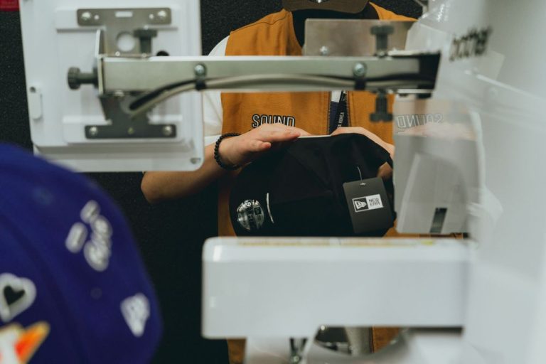 Thêu logo lên nón kết tại xưởng – Đồng Phục Vàng