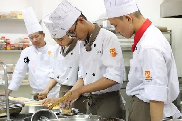 Đồng phục bếp nhà hàng thực tế – Đồng Phục Vàng