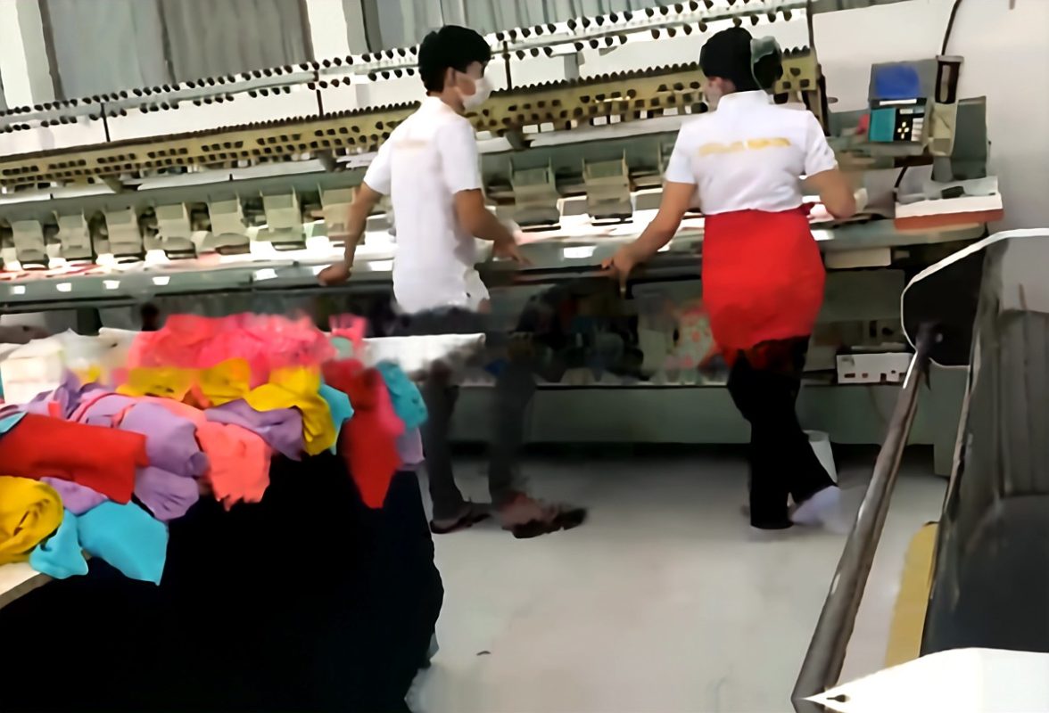 Thêu logo vi tính tại xưởng Gold Garment – Đồng Phục Vàng