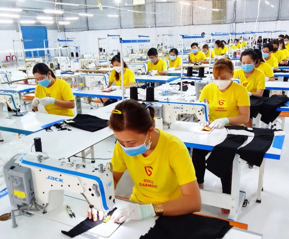 Công nhân may đồng phục tại xưởng Gold Garment – Đồng Phục Vàng