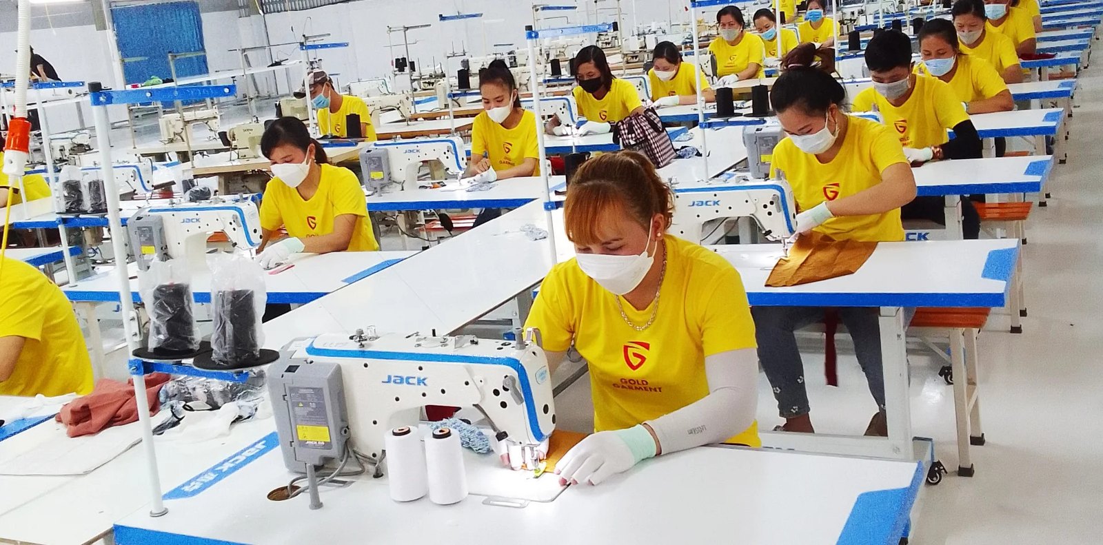 Chuyền may đồng phục tại xưởng Gold Garment – Đồng Phục Vàng